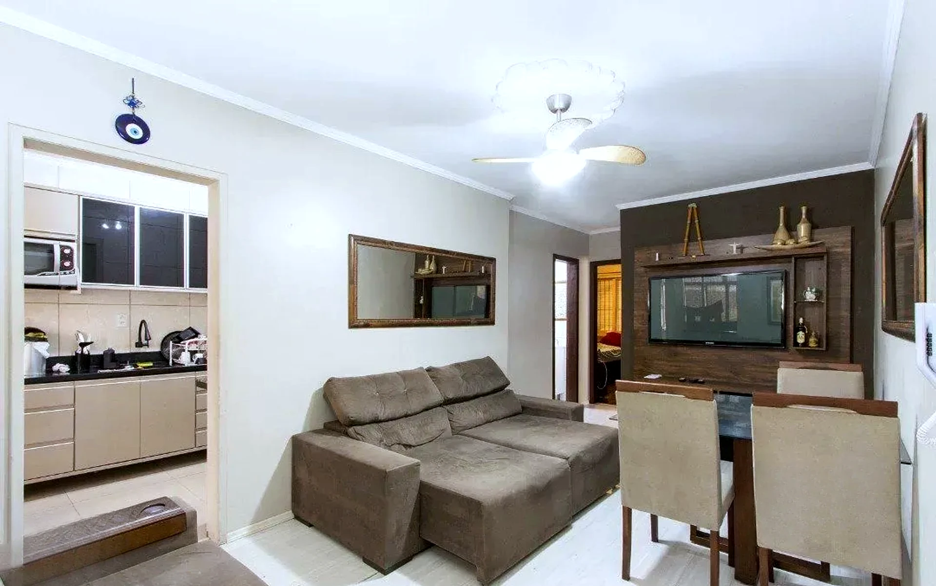 Living com sofá e TV
