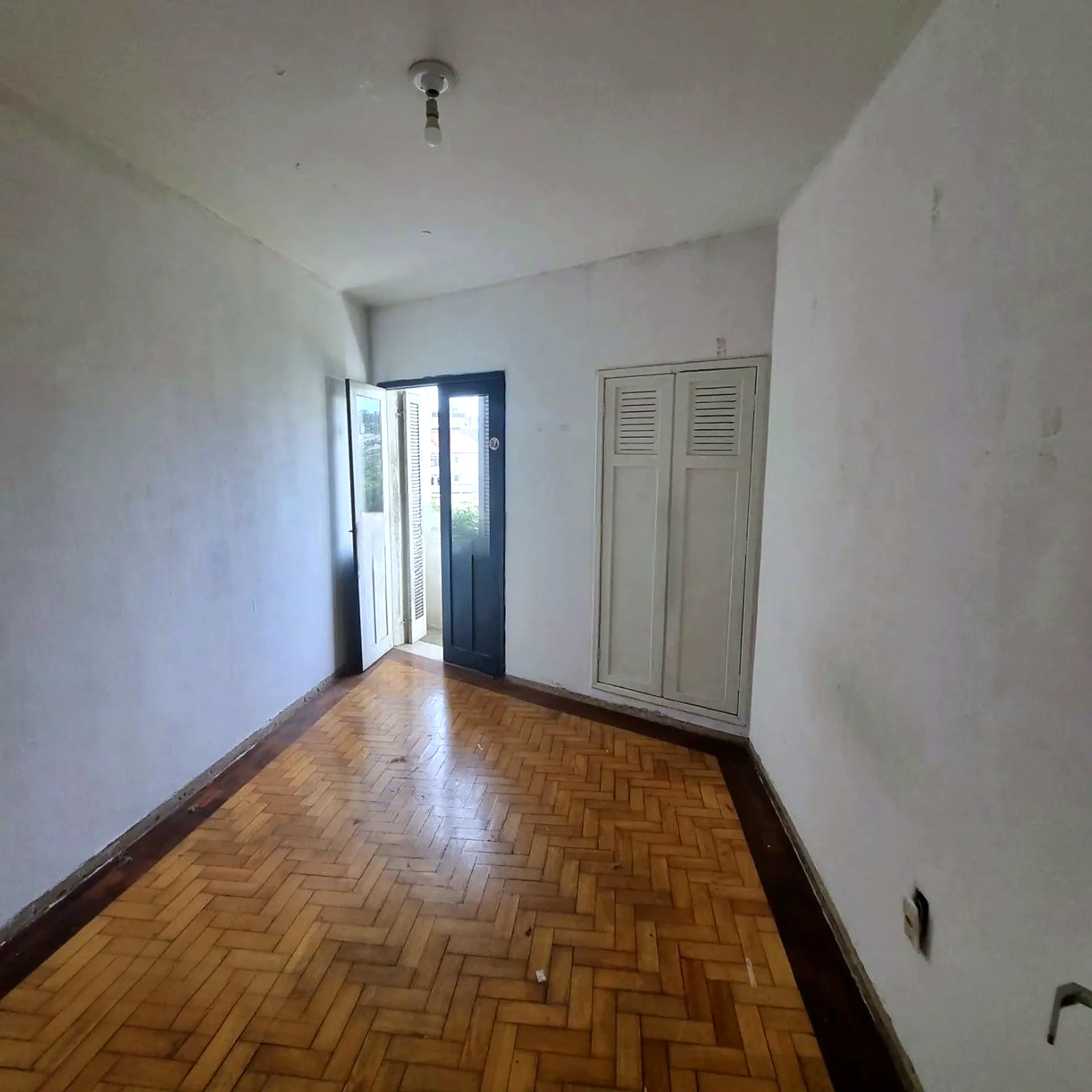 Sala clara com parquet