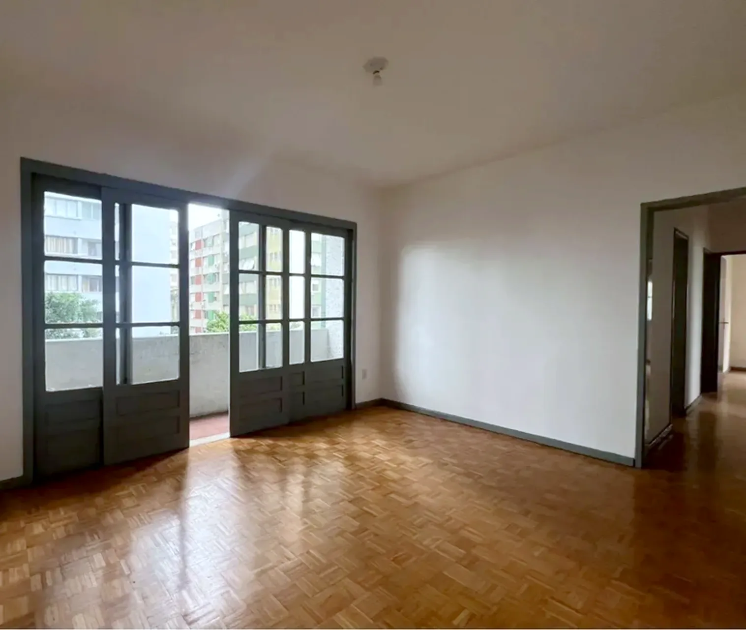 Sala com portas para a sacada no Centro Histórico de Porto Alegre