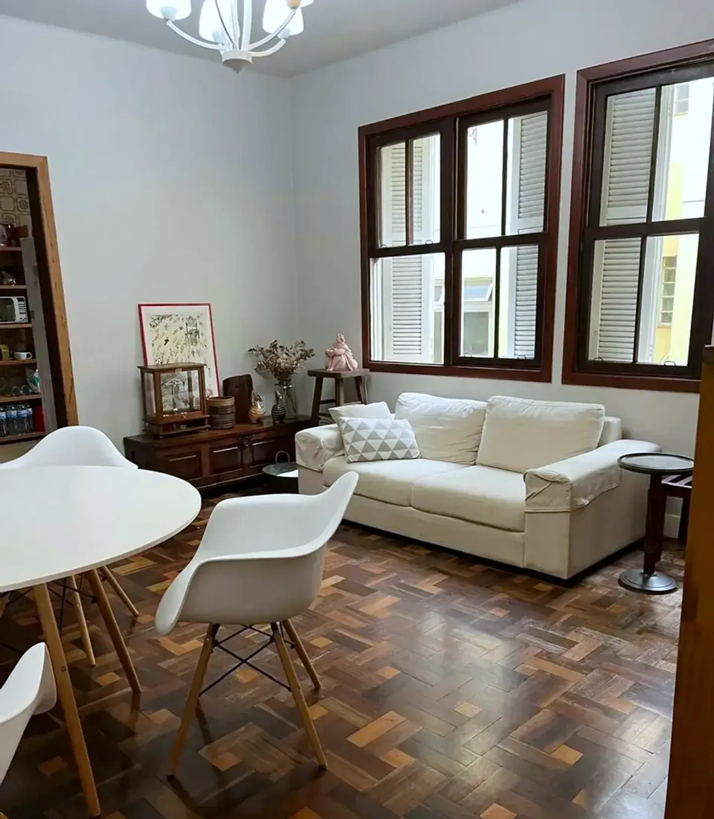 Sala de estar com janelas de madeira