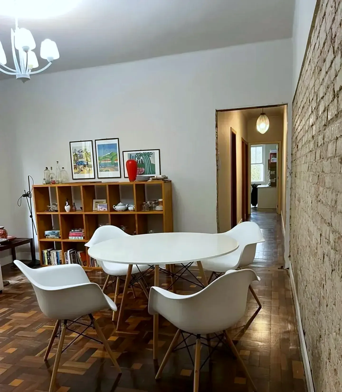 Sala de jantar com estante
