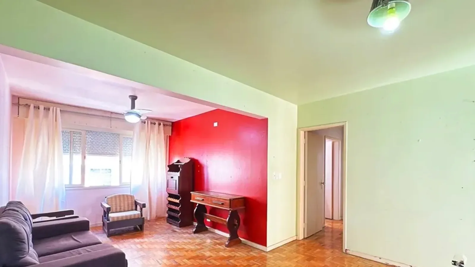Sala de estar com janela ampla
