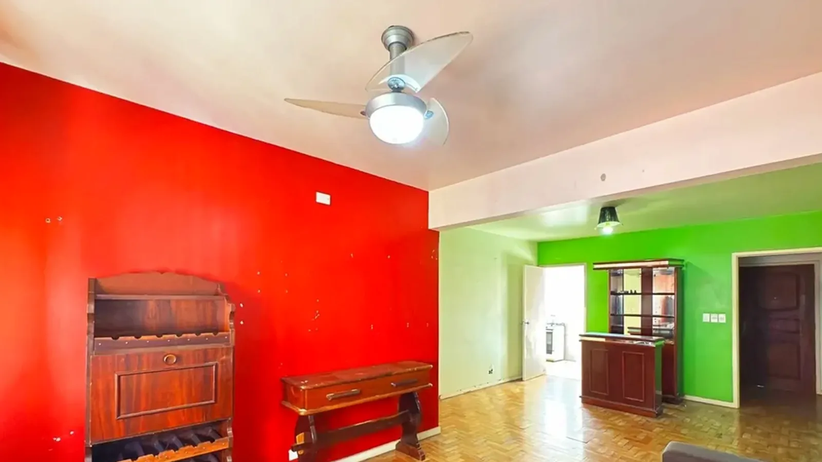 Sala com cristaleira e luz natural