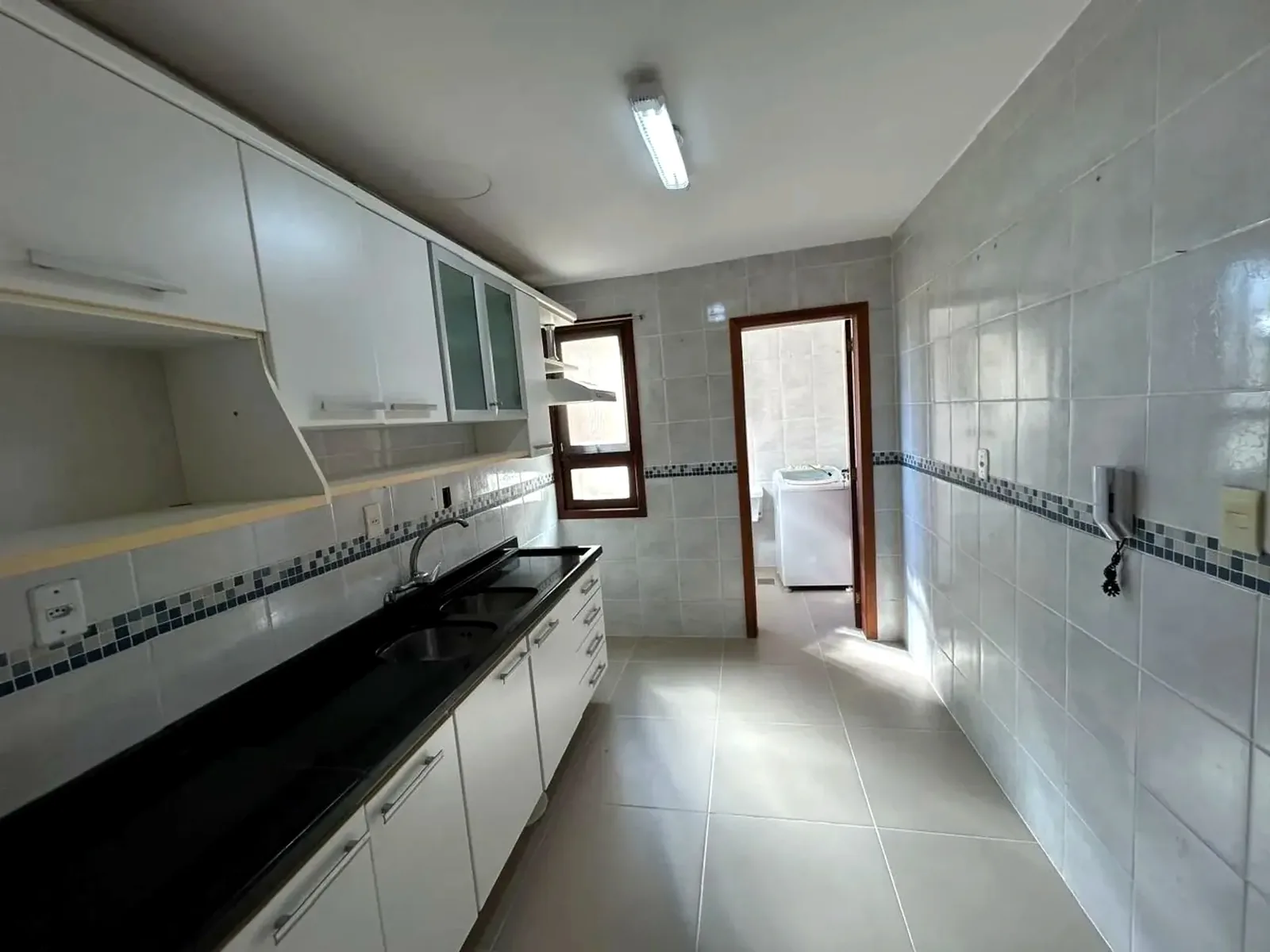 Cozinha com armários e bancada de granito preto