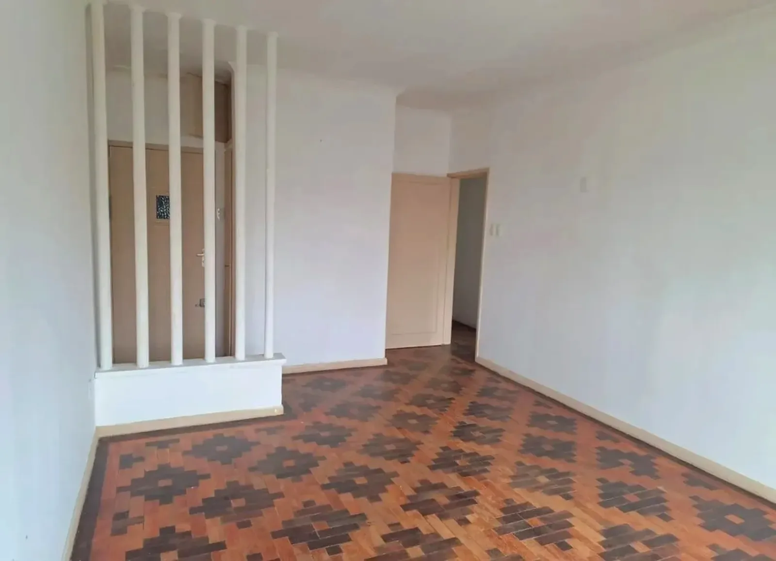 Living com divisória vazada e parquet