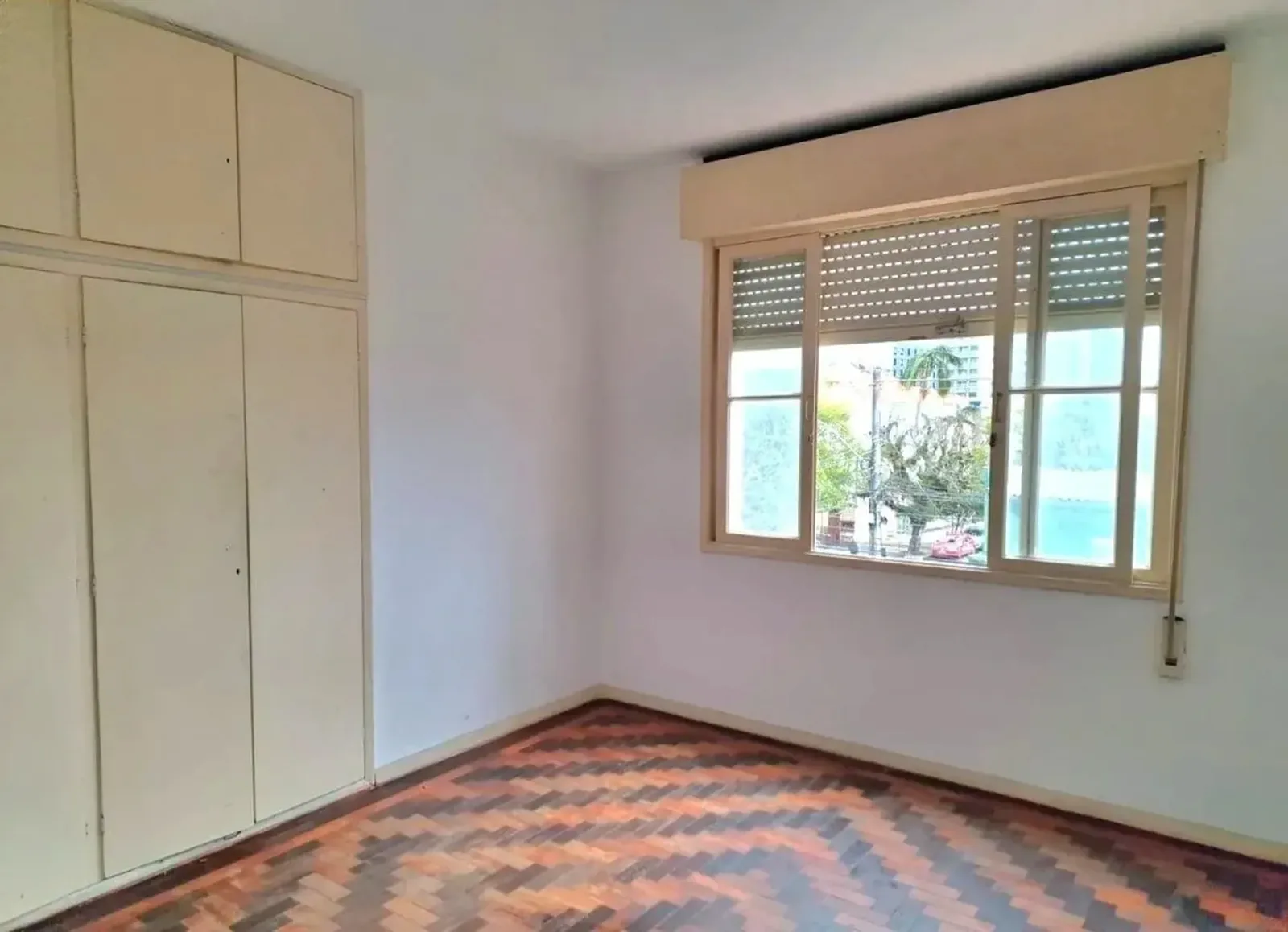 Dormitório com armário embutido