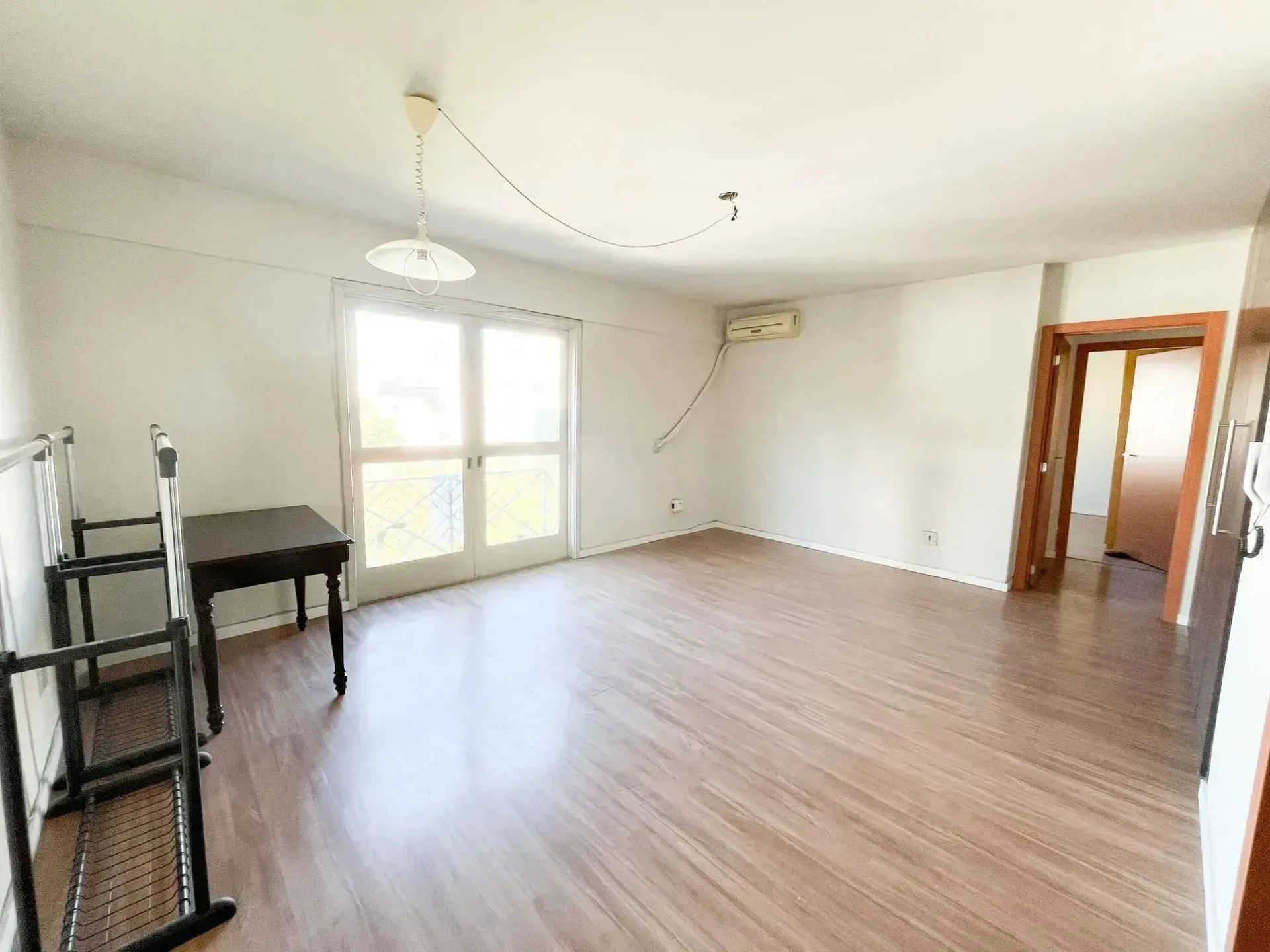 Living com janelas amplas