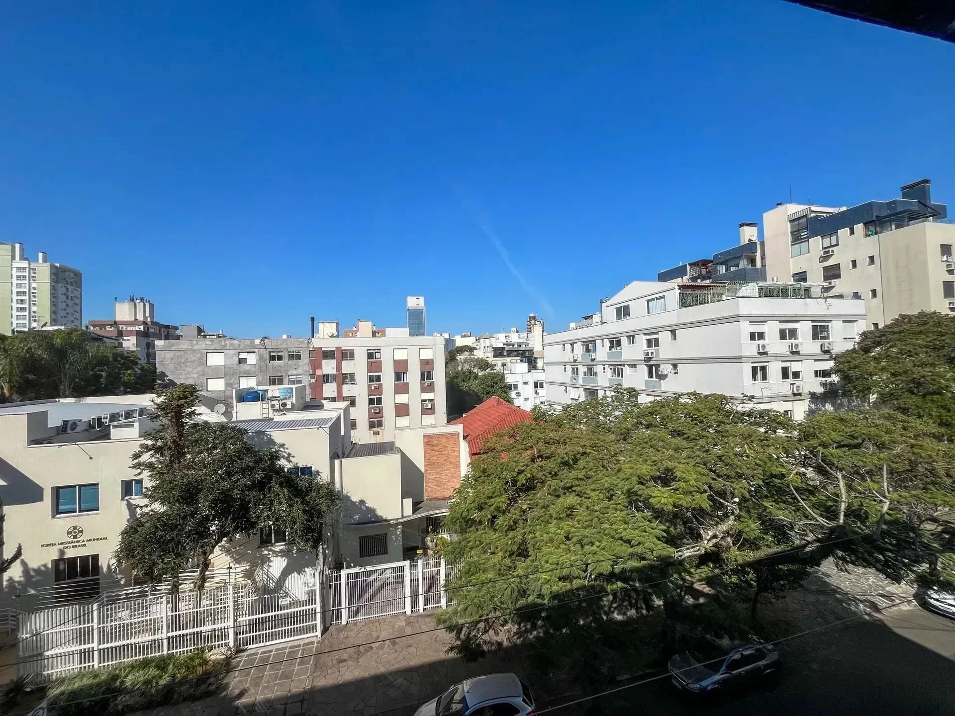 Vista para as árvores da rua