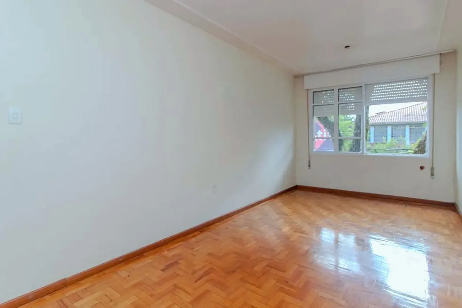 Living com piso de parquê