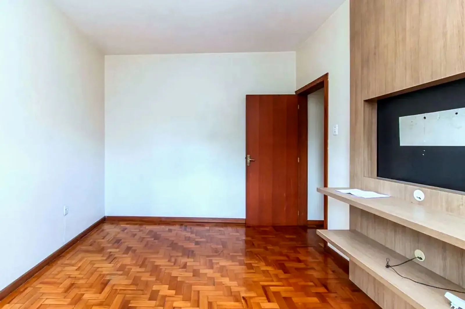 Living com painel de TV