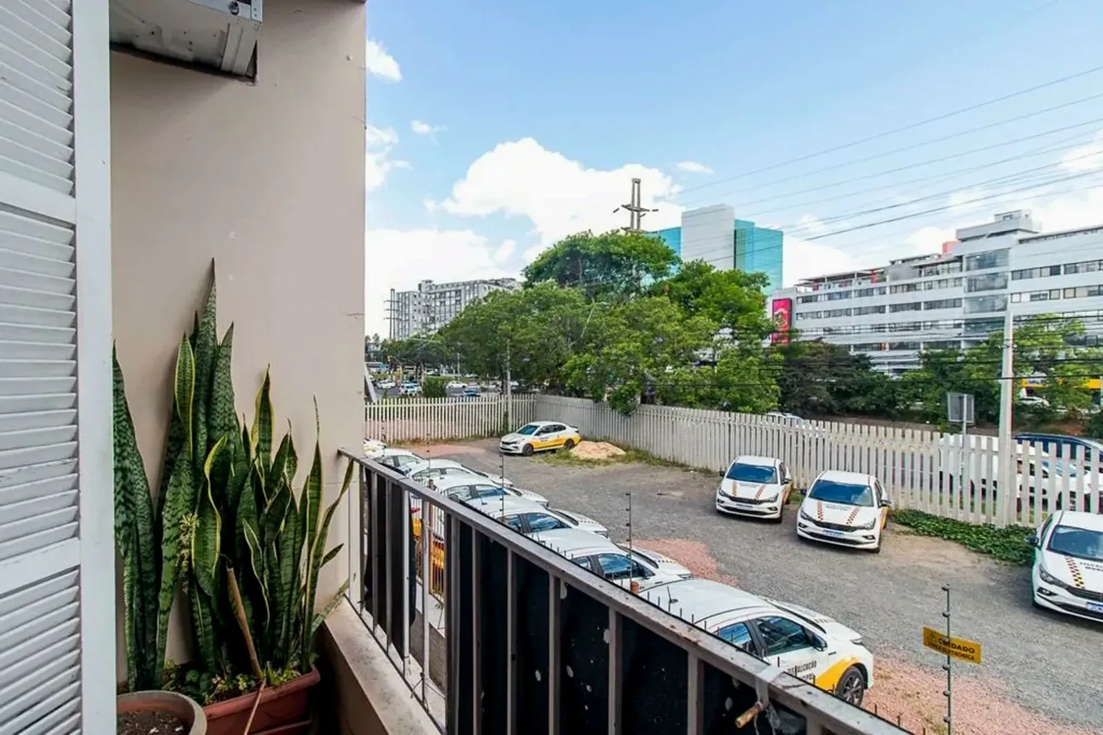 Sacada com vista da rua