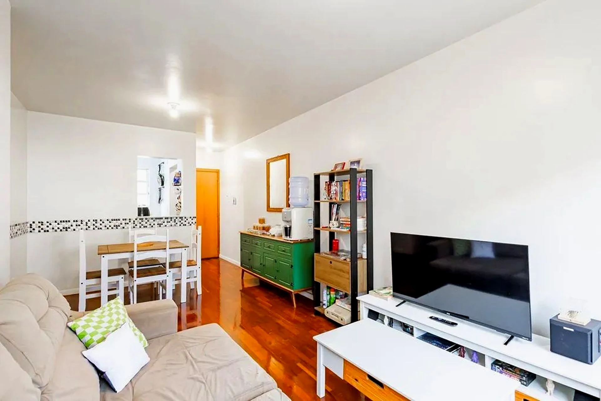 Living com piso de parquê
