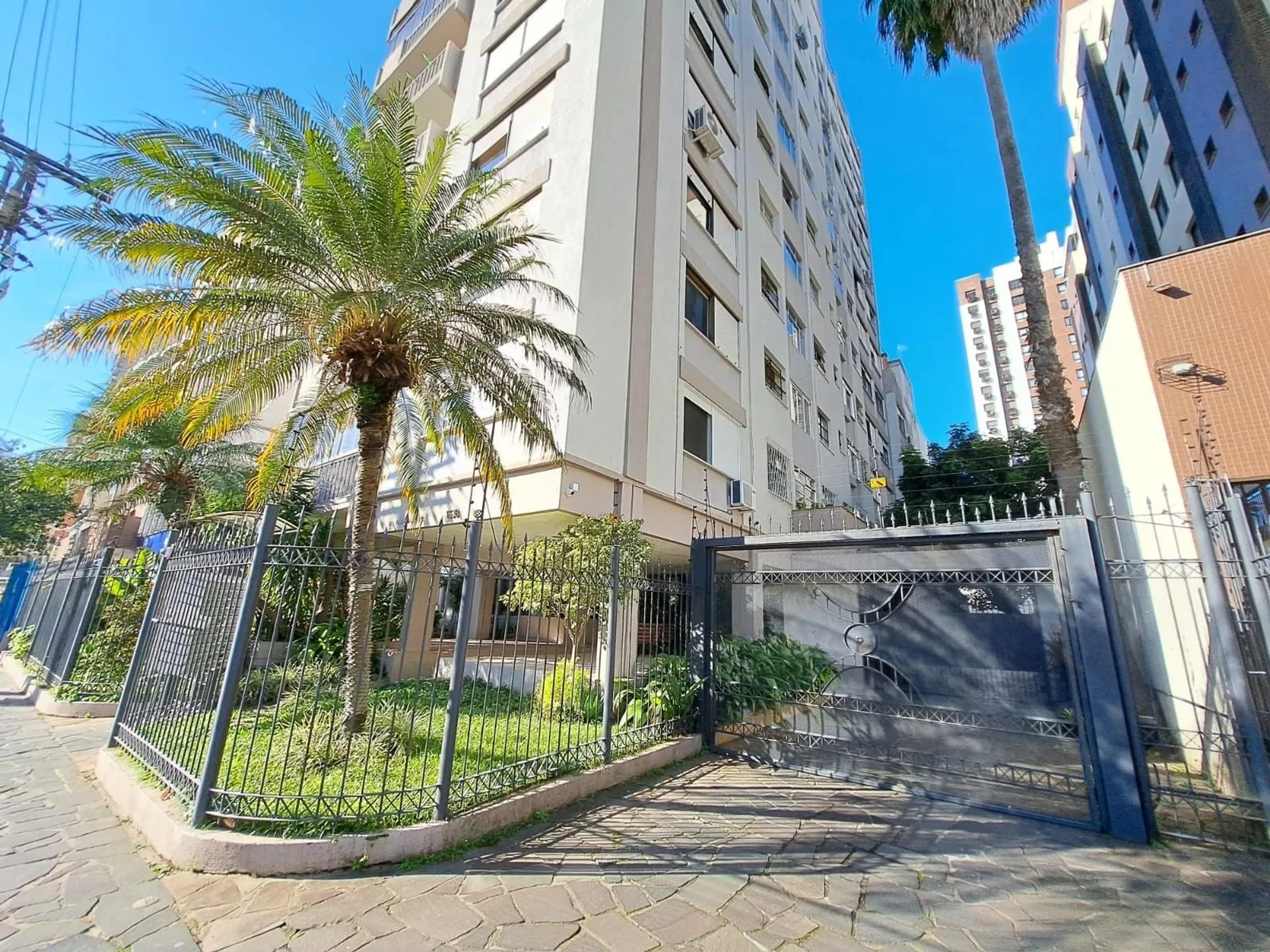Fachada do prédio com jardim
