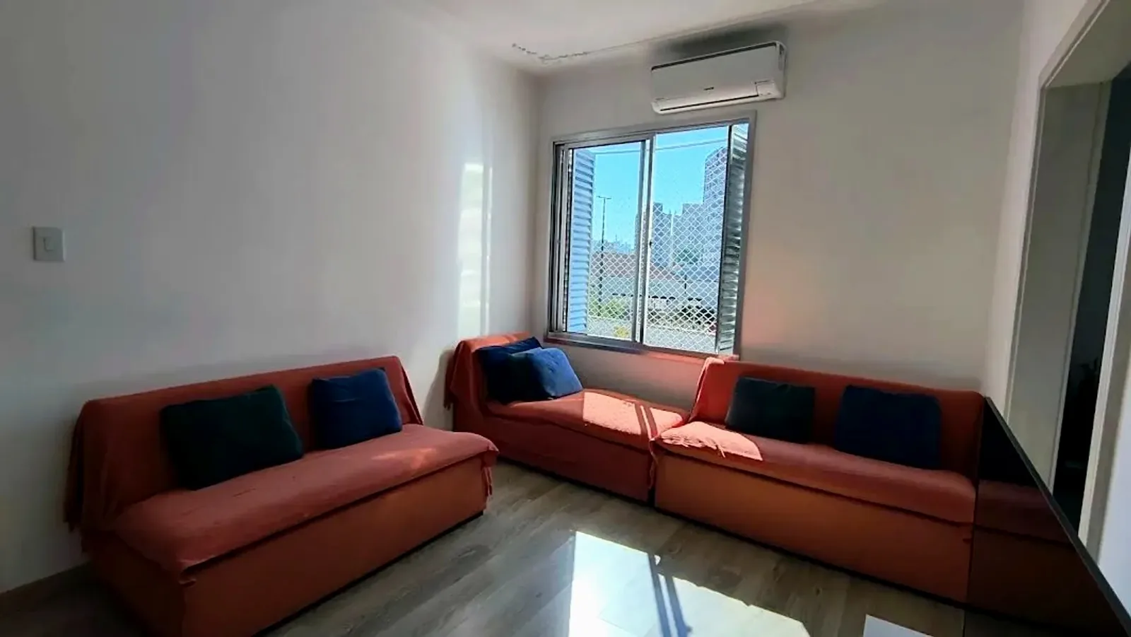 Living com janela ampla e vista aberta