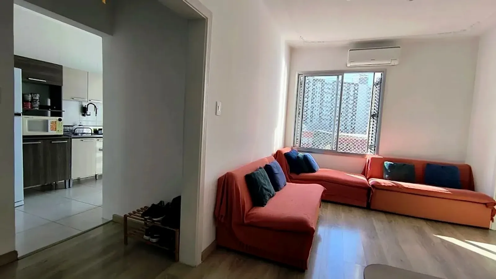 Living com acesso à cozinha