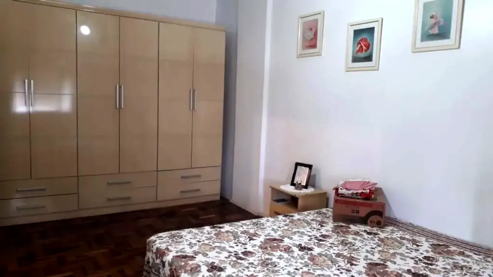 Quarto com armário
