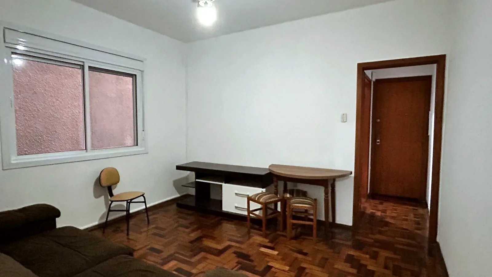 Sala com mesa e piso de parquet