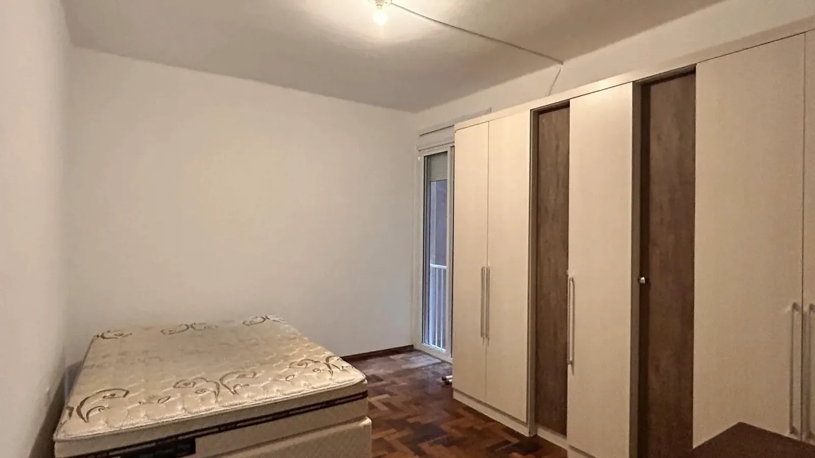 Quarto com armário embutido