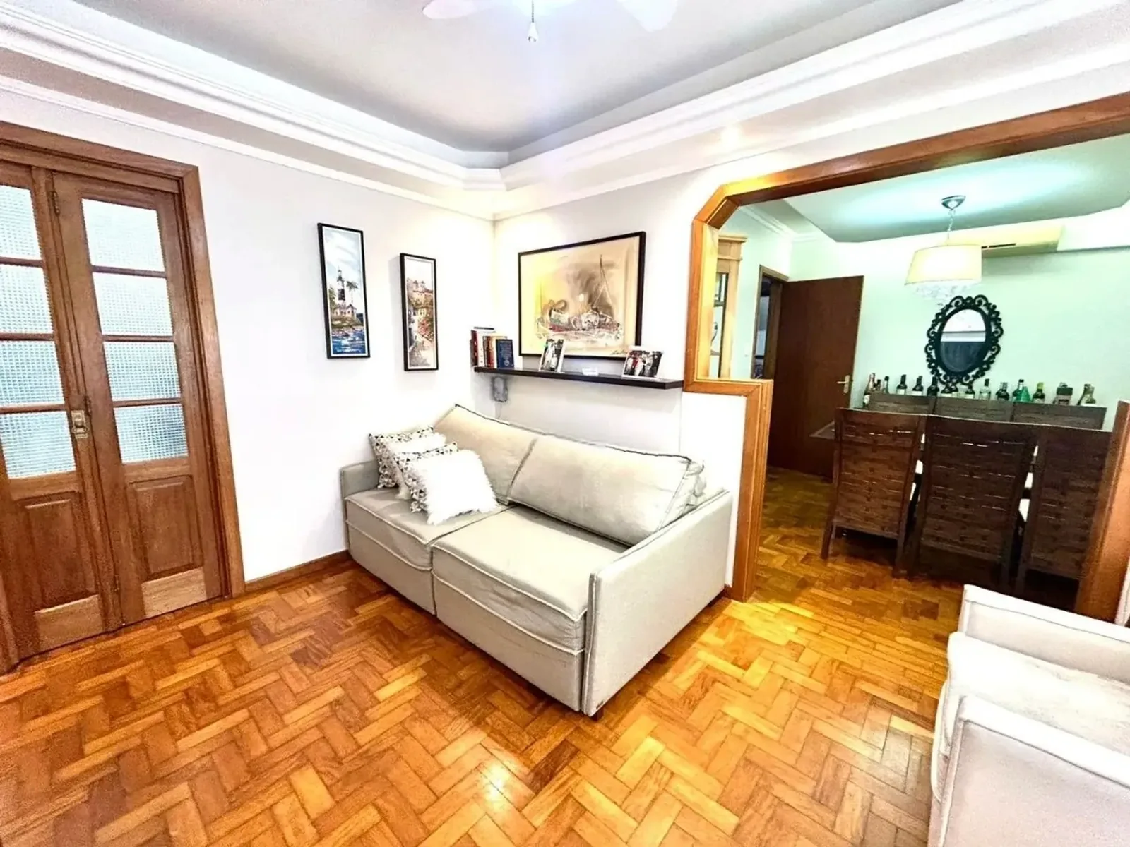 Living com sofá e piso de taco no Rio Branco