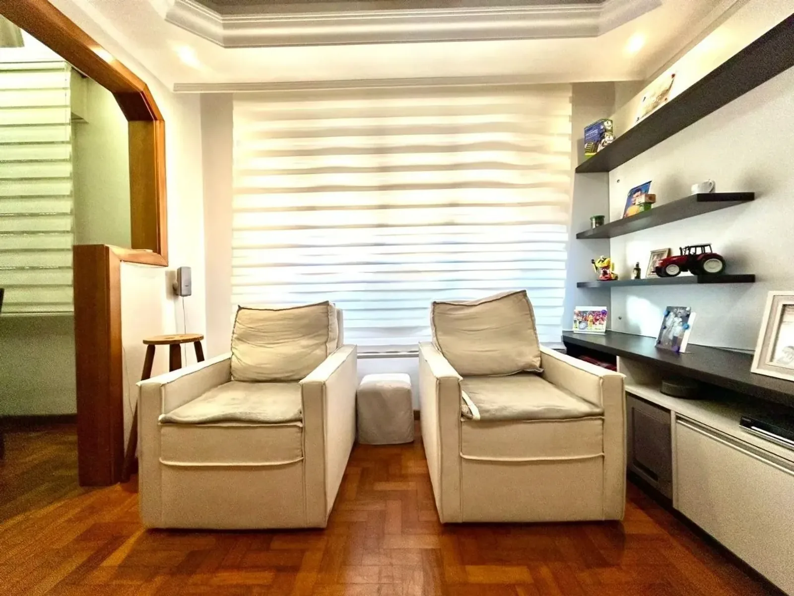 Living com janela e cortinas