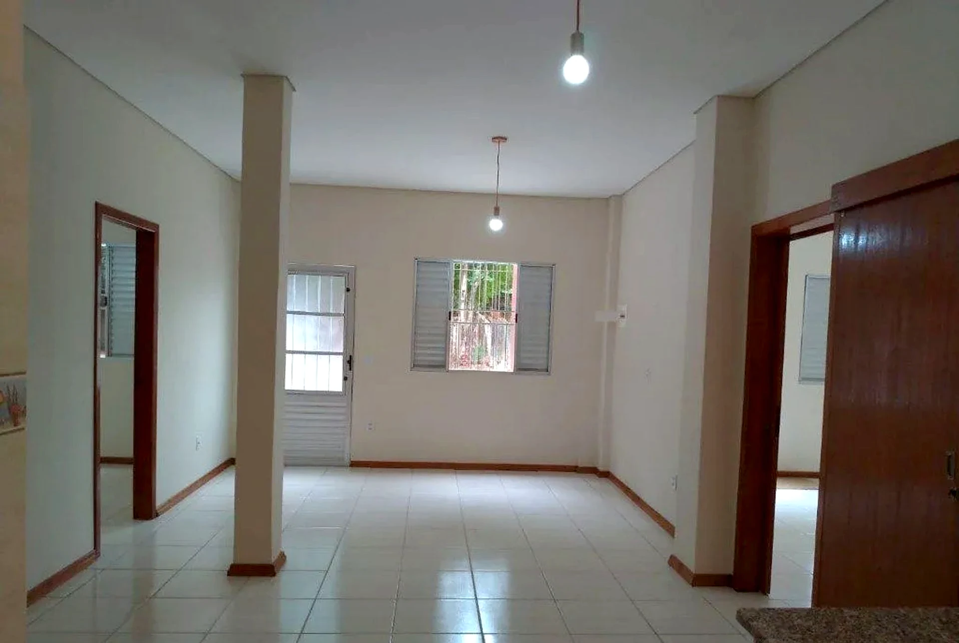 Sala ampla e clara com piso cerâmico