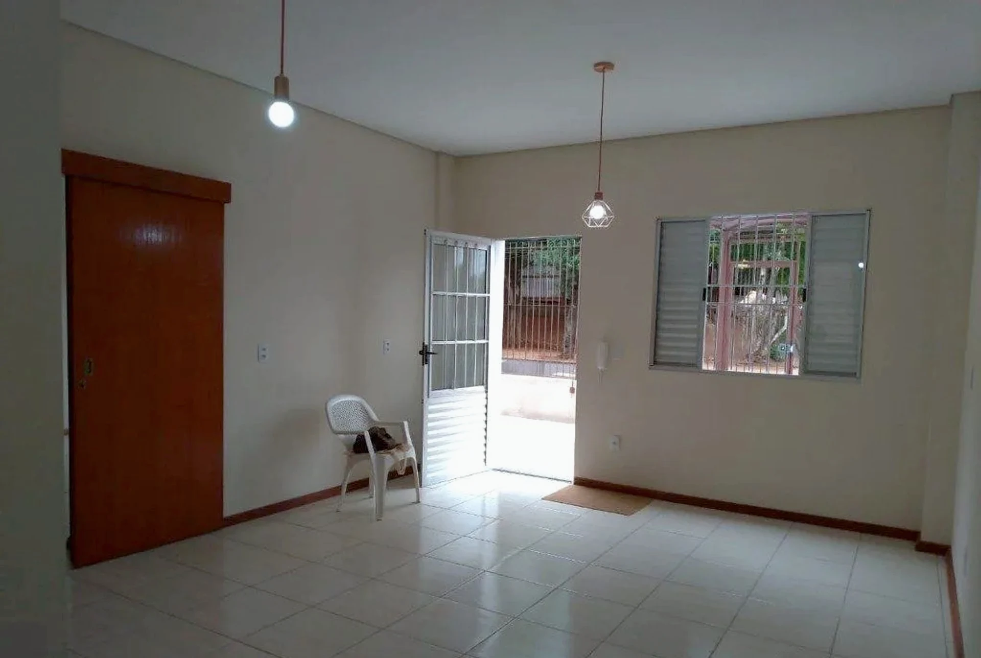 Sala com porta para o pátio