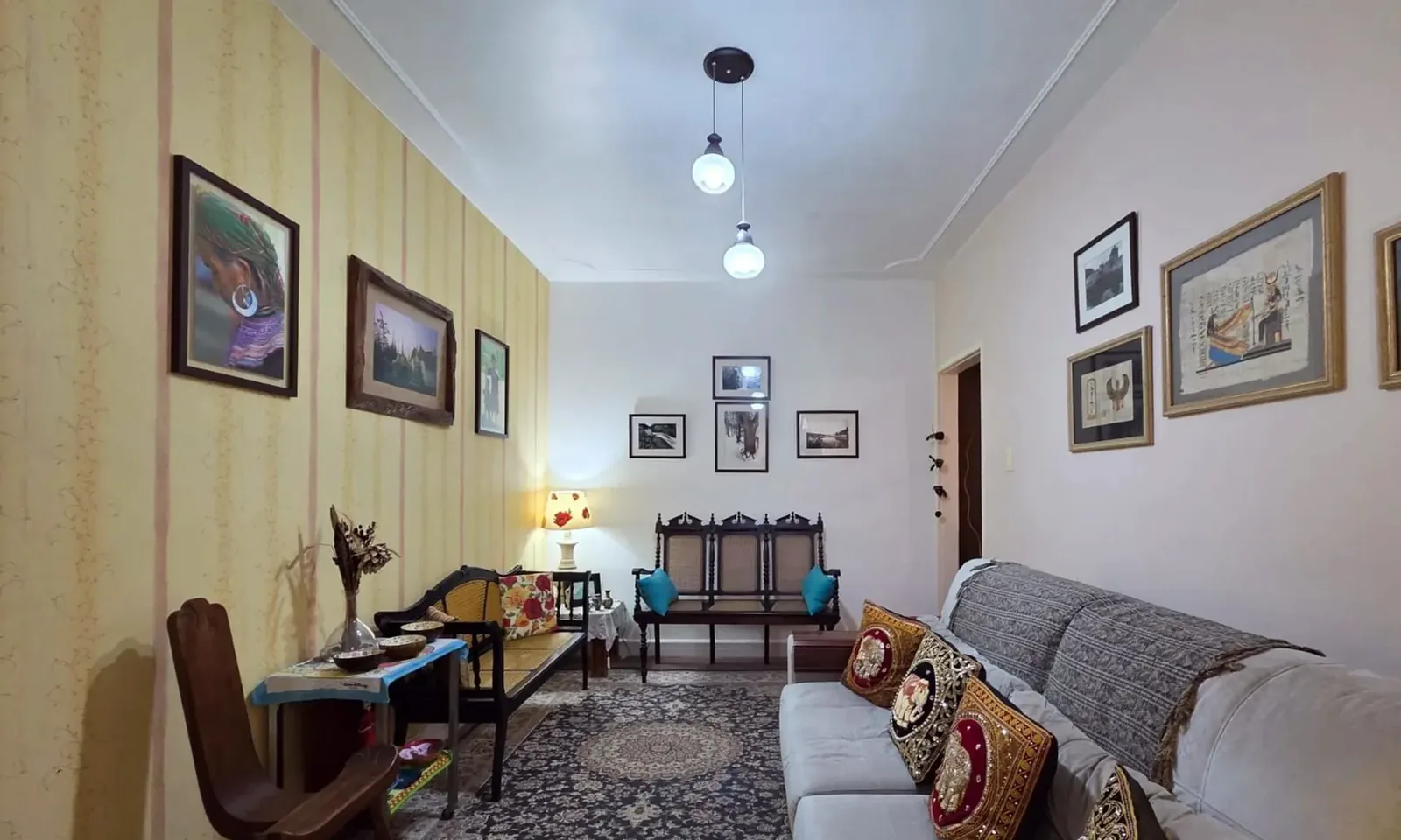 Sala com piso de madeira e quadros