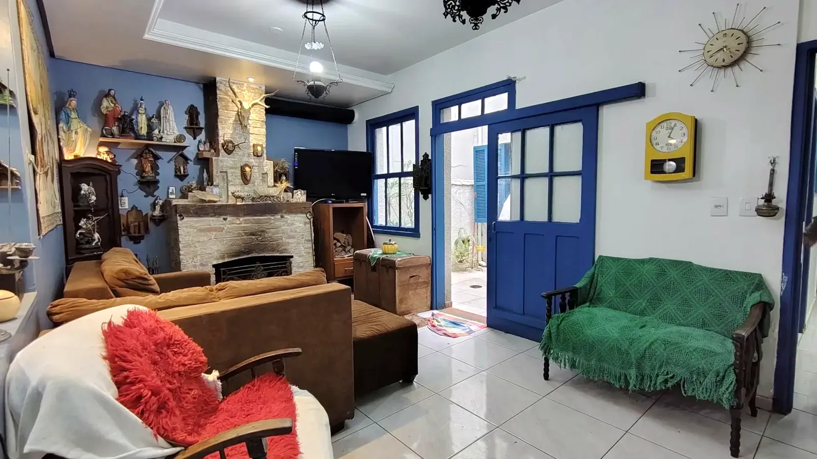 Living com lareira de pedra no bairro Floresta, em Porto Alegre