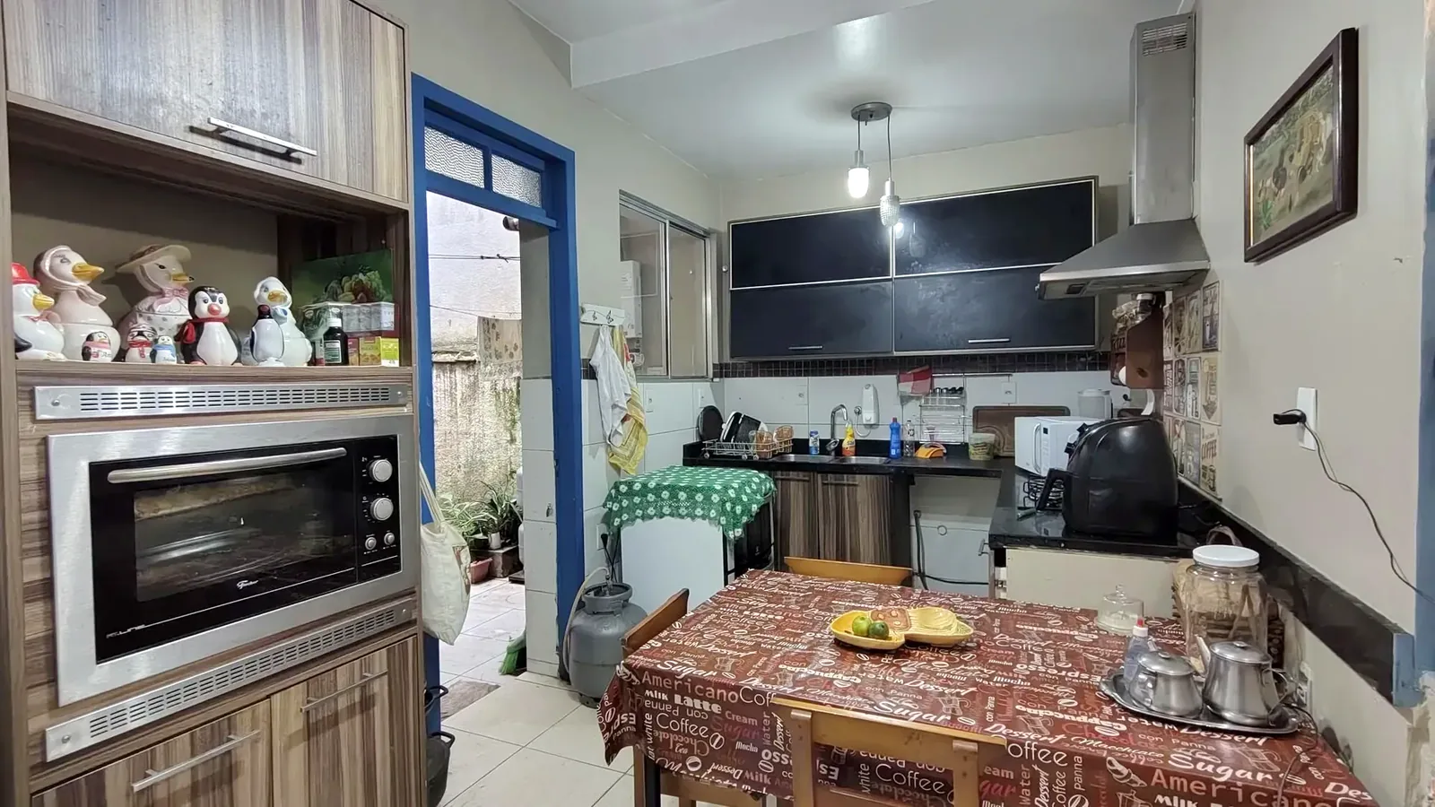 Cozinha planejada com forno embutido