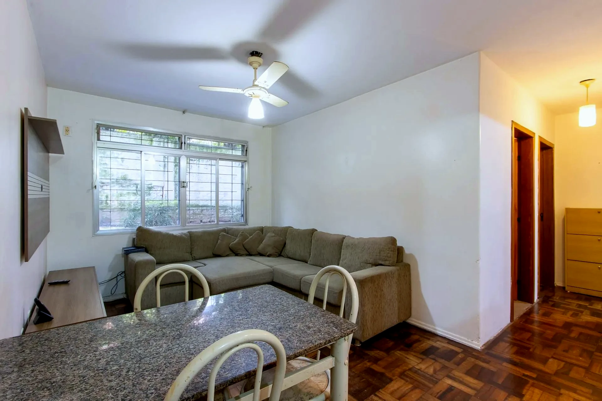Sala com sofá em L e mesa de jantar