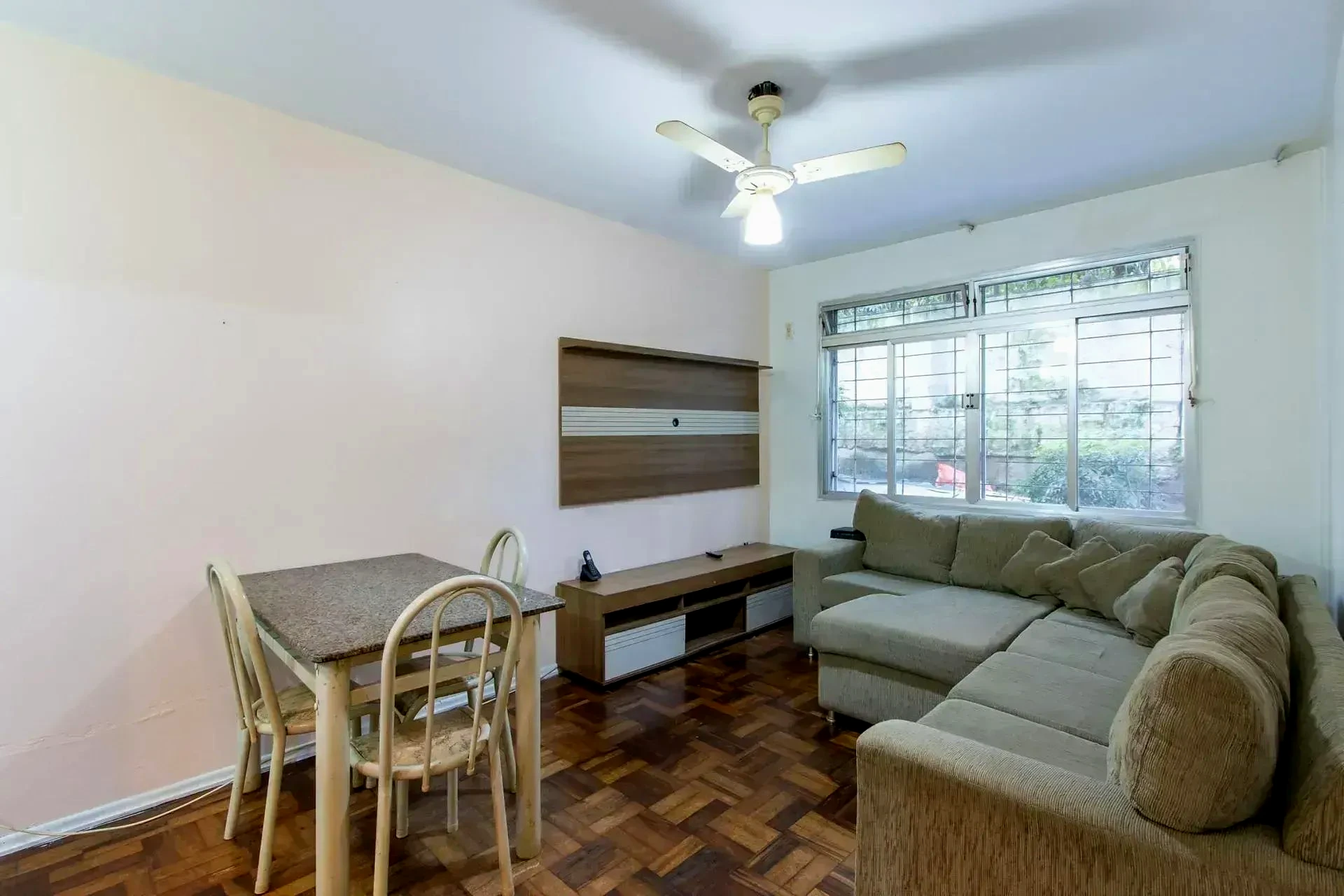Sala para dois ambientes com piso de parquê