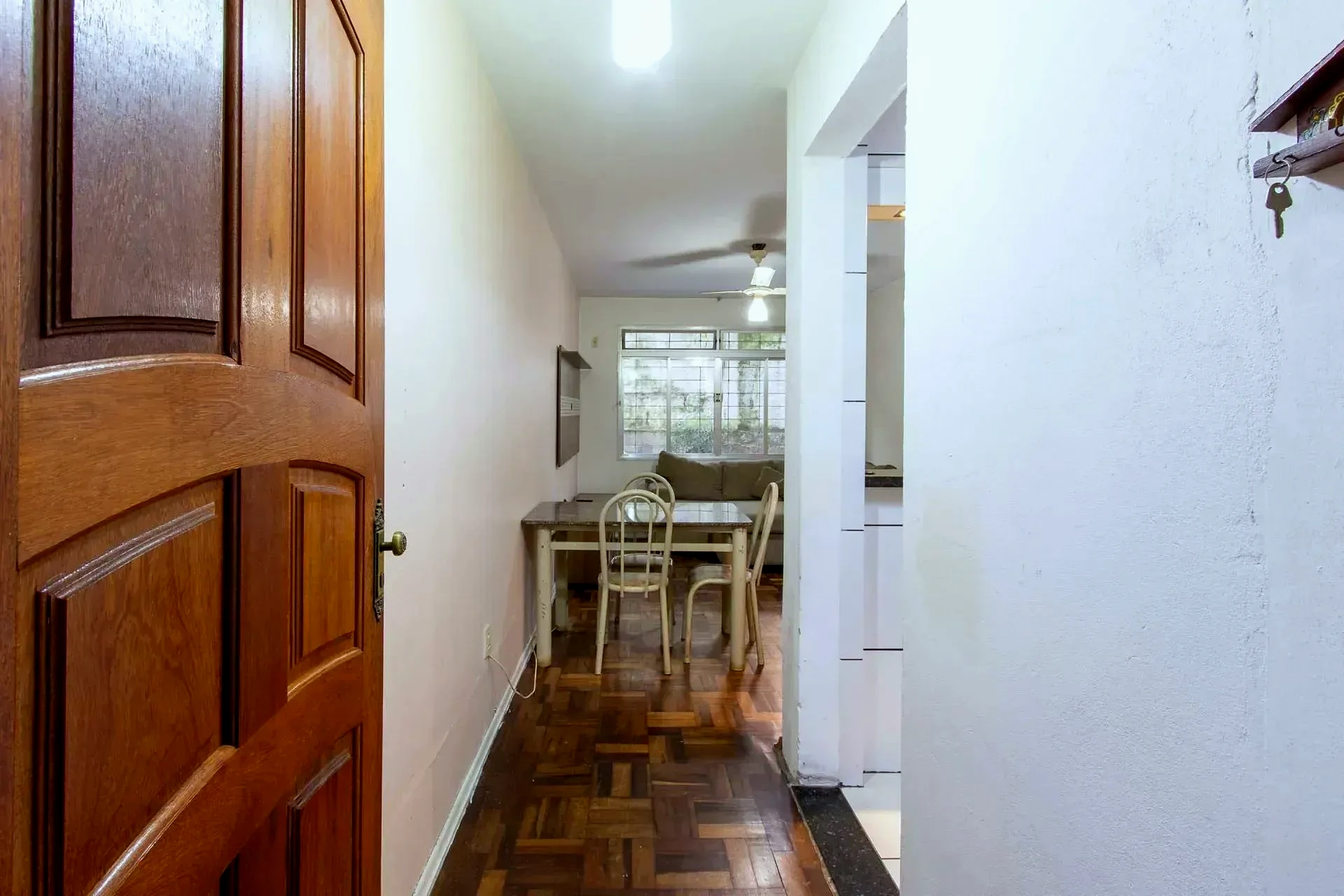 Entrada com vista para a sala