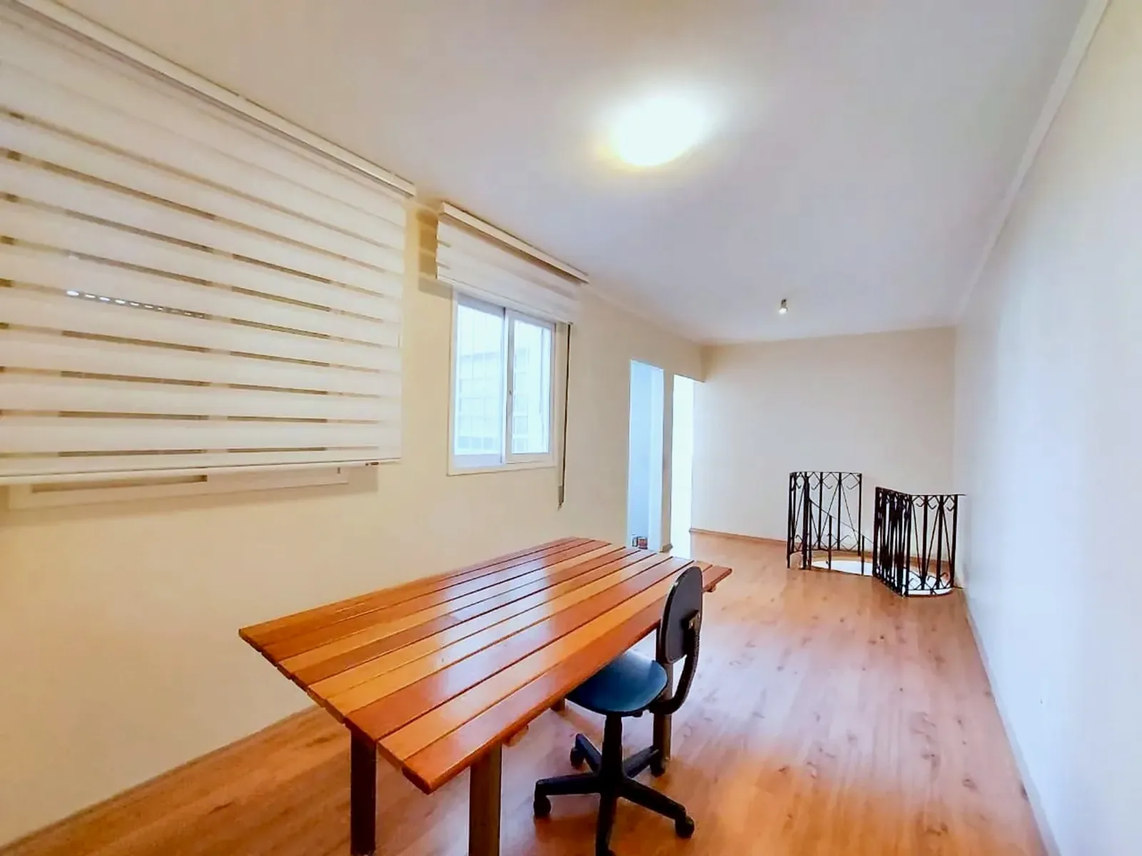 Living do piso superior com janelas