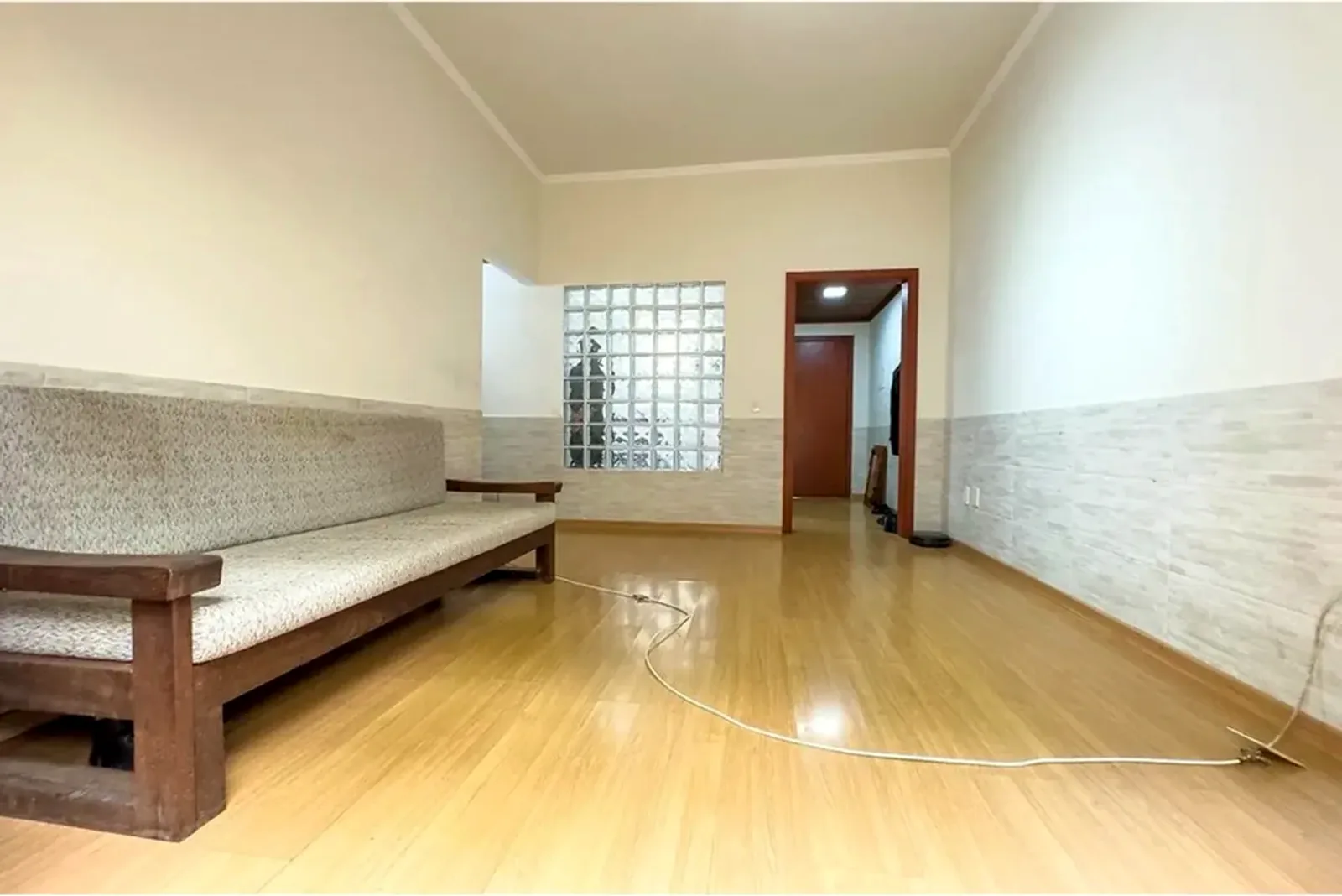Sala comprida e iluminada