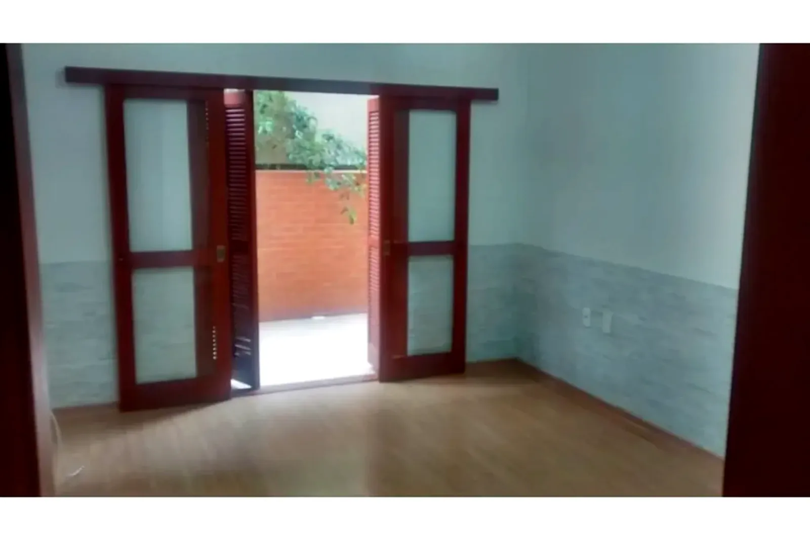 Porta dupla da sala para o pátio privativo